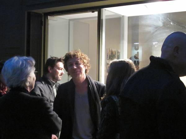 Paris, nov. 2010 – Au milieu Laurent van der Stockt devant le Petit endroit